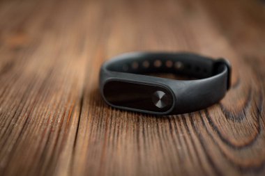 Tahta masadaki spor ayakkabıları ve spor ayakkabıları..