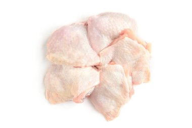 Beyaz arka planda çiğ tavuk budu..