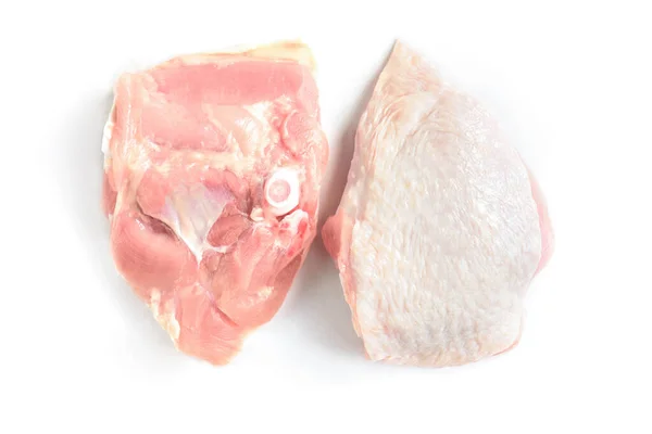 Beyaz arka planda çiğ tavuk budu..