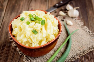 Tahta masada patates püresi, yeşil soğan ve sarımsak..