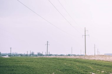 Güneşli bir günde elektrik hattını direğe bağlayın. Yüksek voltaj direği.