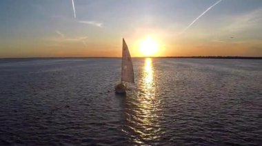 bir yaz gününde güzel parlak gün batımı