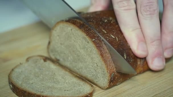 Het Proces Van Snijden Brood Close — Stockvideo