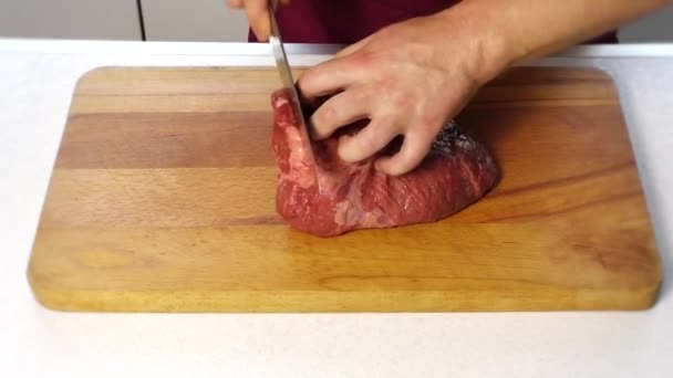 Hombre Corta Carne Primer Plano — Vídeos de Stock