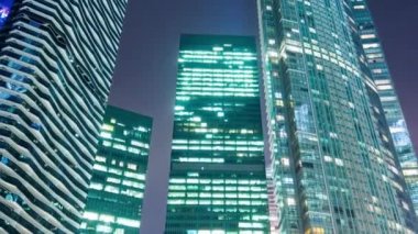 Mavi gökyüzüne karşı modern bina