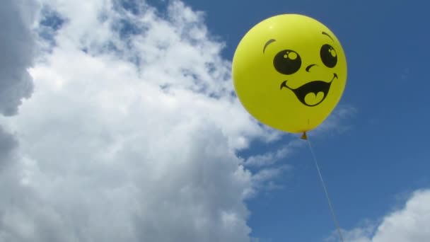 对蓝蓝的天空的气球 — 图库视频影像