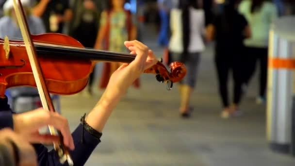 在街上玩小提琴的年轻妇女 — 图库视频影像