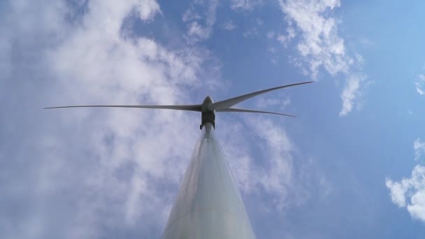 Vindkraftgenerator Mot Den Blå Himlen Med Moln — Stockvideo