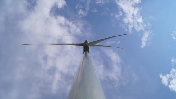 Gerador Vento Contra Céu Azul Com Nuvens — Vídeo de Stock