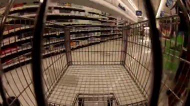 süpermarket tarafından bir sepetle trafik