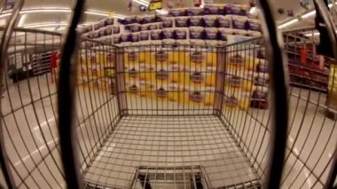 süpermarket tarafından bir sepetle trafik