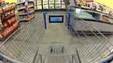 süpermarket tarafından bir sepetle trafik