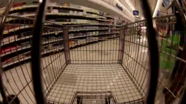 Verkeer Met Een Mandje Door Supermarkt — Stockvideo
