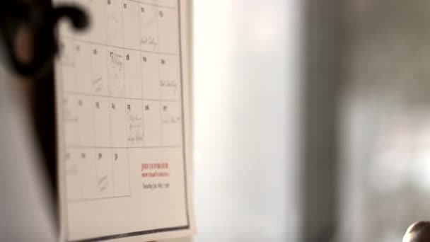 Hombre Hace Notas Calendario — Vídeo de stock