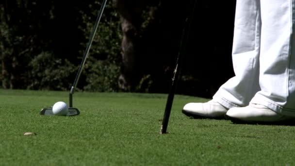 Hombre Está Jugando Golf — Vídeos de Stock