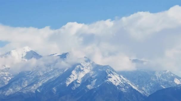 Montanhas Cobertas Neve Céu Azul — Vídeo de Stock