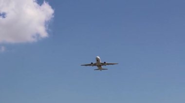 Gökyüzünde bir uçak