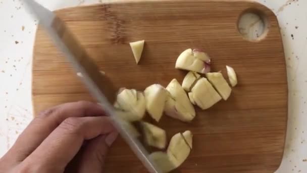 Peeling Fokhagyma Főzés Elszigetelt — Stock videók