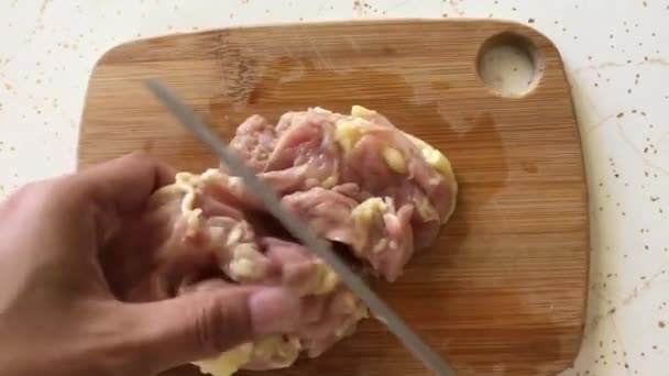 Schneiden Frisches Hühnchen Nahaufnahme — Stockvideo