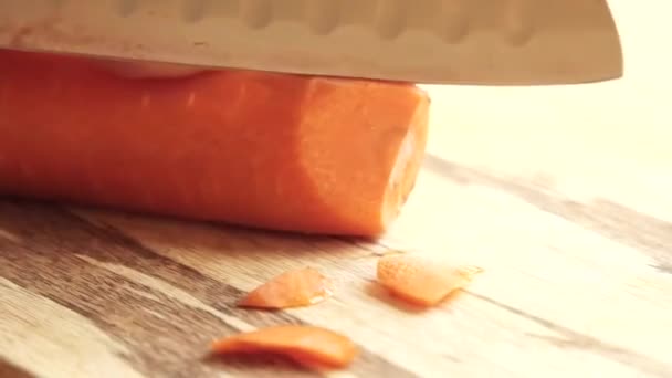 Нарезание Свежей Моркови Крупным Планом — стоковое видео