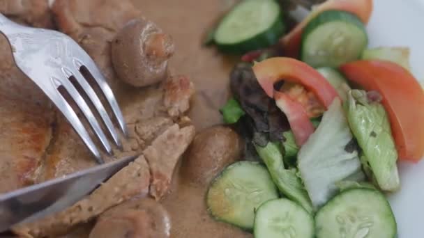 Kött Med Grönsaker Till Middag — Stockvideo