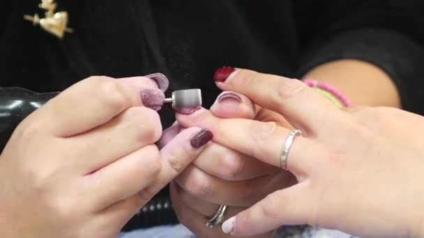 Mulheres Obter Uma Manicure — Vídeo de Stock