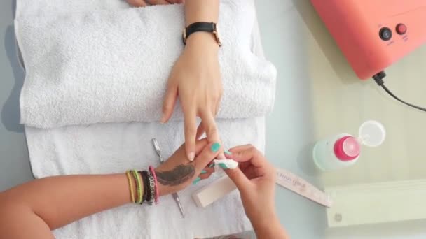 Mulheres Obter Uma Manicure — Vídeo de Stock