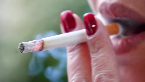Γυναίκα Καπνίζει Τσιγάρα Γκρο Πλαν — Αρχείο Βίντεο