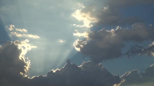 Rayos Sol Través Las Nubes — Vídeo de stock