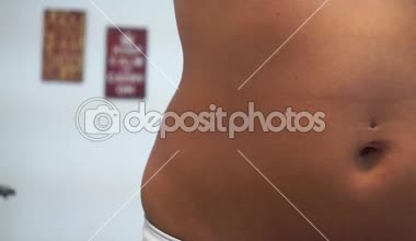 Genç bir kadının göbek yakın çekim