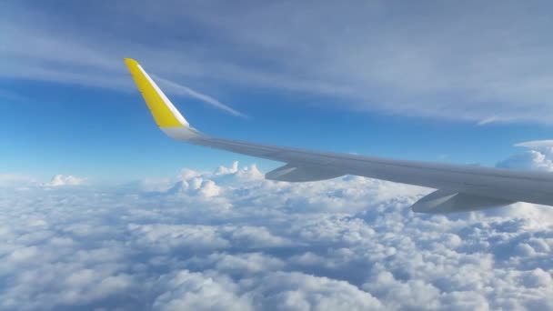 在云层之上飞行的飞机的翼 — 图库视频影像