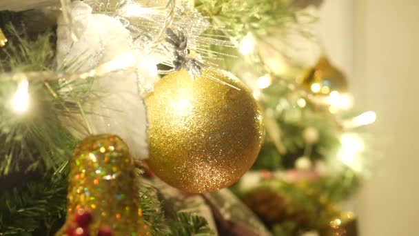 Красива Різдвяна Прикрашена Ялинка — стокове відео