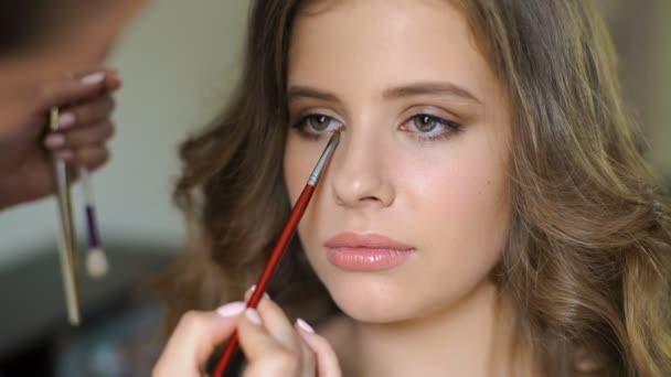 Maestro Maquillaje Entrena Estudiante Para Final Muchacha Pone Base Del — Vídeo de stock