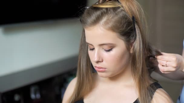 A stylist létrehoz egy frizura, a lány, teszi a haj kaszkád. — Stock videók