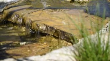 Küçük bir panorama buzlu üzerinden dekor parkta küçük şelale, su düşüyor.