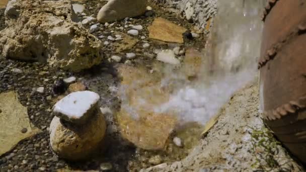 The decor in the Park. A small waterfall flows from a large jug. Large view. — Stock Video