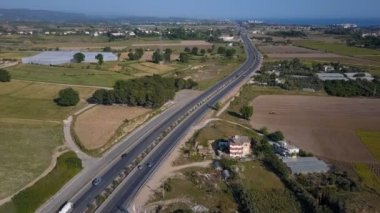 Yolun üzerinde otomobil seyahat bir görünümünü yukarıda. Hava alanları arasındaki yolun çekim. Arabalar yolda hareket ediyor.