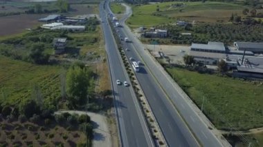 Yolun üzerinde otomobil seyahat bir görünümünü yukarıda. Hava alanları arasındaki yolun çekim. Arabalar yolda hareket ediyor. Quadrocopter yolun kesiştiği.