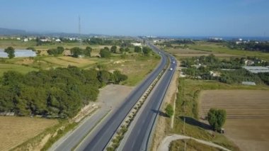 Yolun üzerinde otomobil seyahat bir görünümünü yukarıda. Hava alanları arasındaki yolun çekim. Arabalar yolda hareket ediyor. Quadrocopter yolun kesiştiği.