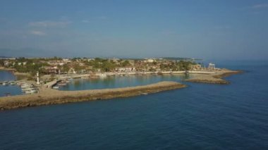 Uçuş demirli tekneler ve düşük binalar ile Yarımadası çevresindeki. Üstten görünüm deniz ve sahil.