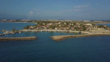 Uçuş demirli tekneler ve düşük binalar ile Yarımadası çevresindeki. Uçup Dron. Üstten görünüm deniz ve sahil.