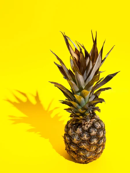 Sarı arka planda ananas