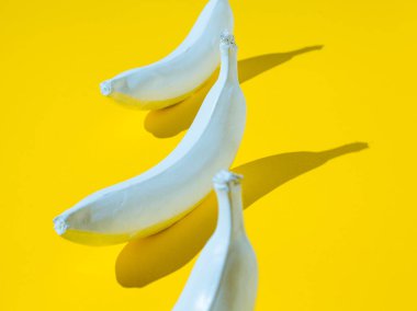 Sarı zemin üzerine beyaz banana