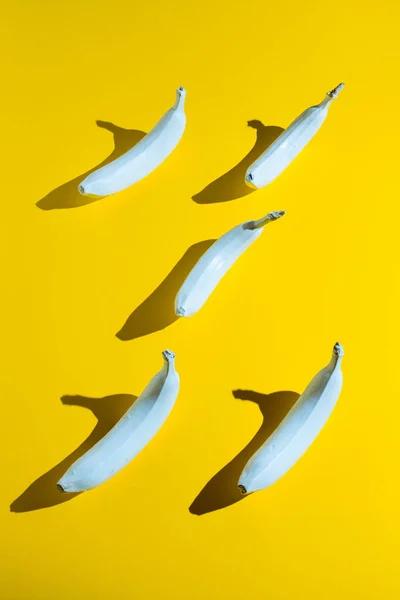 Sarı zemin üzerine beyaz banana