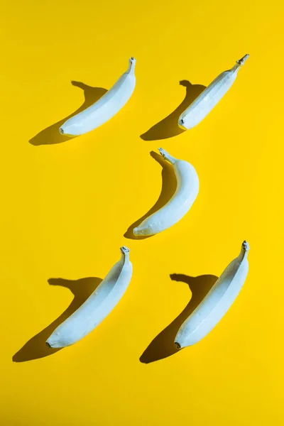 Sarı zemin üzerine beyaz banana