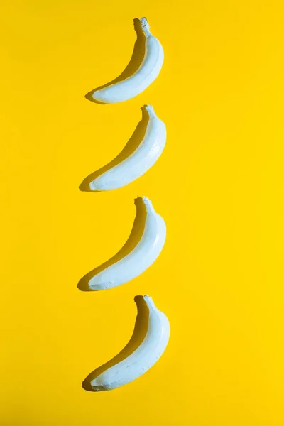 Sarı zemin üzerine beyaz banana