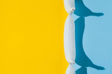 Mavi ve sarı zemin üzerine beyaz banana