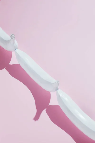Pembe bir arka plan üzerinde beyaz banana