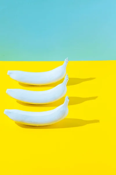 Sarı ve mavi zemin üzerine beyaz banana