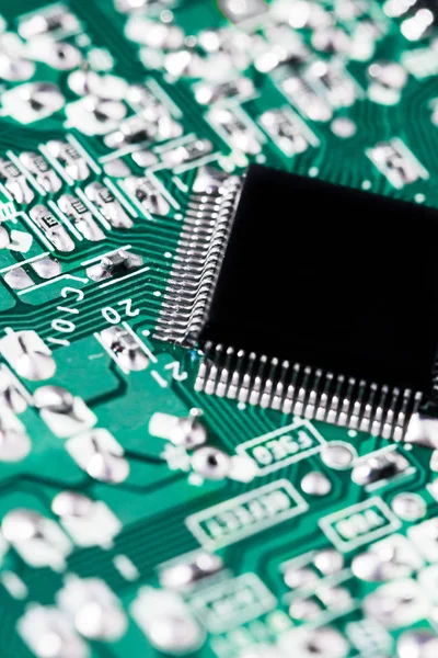 Mikrochip Auf Grünem Motherboard Integriert — Stockfoto